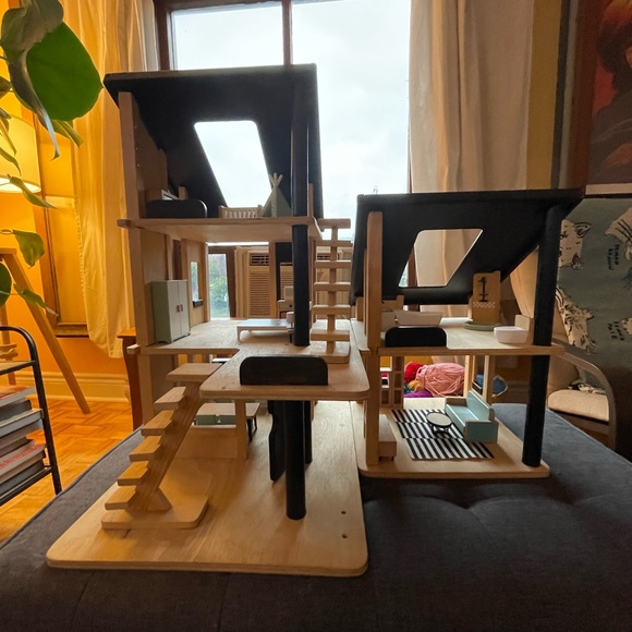 PlanToys Modular Wooden Dollhouse with Furniture - Picture 3 of 11